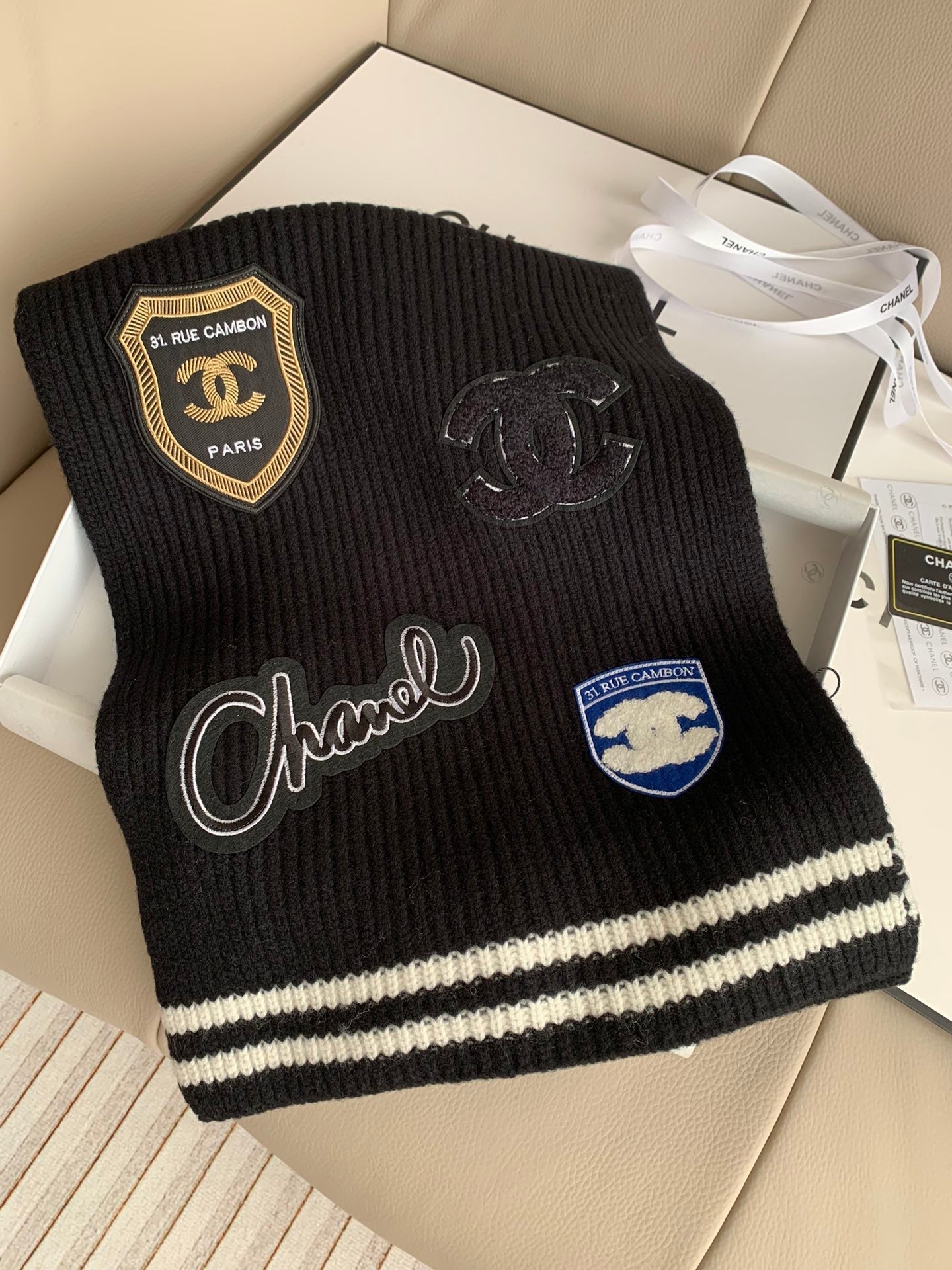 Écharpe tricotée brodée avec badge style preppy