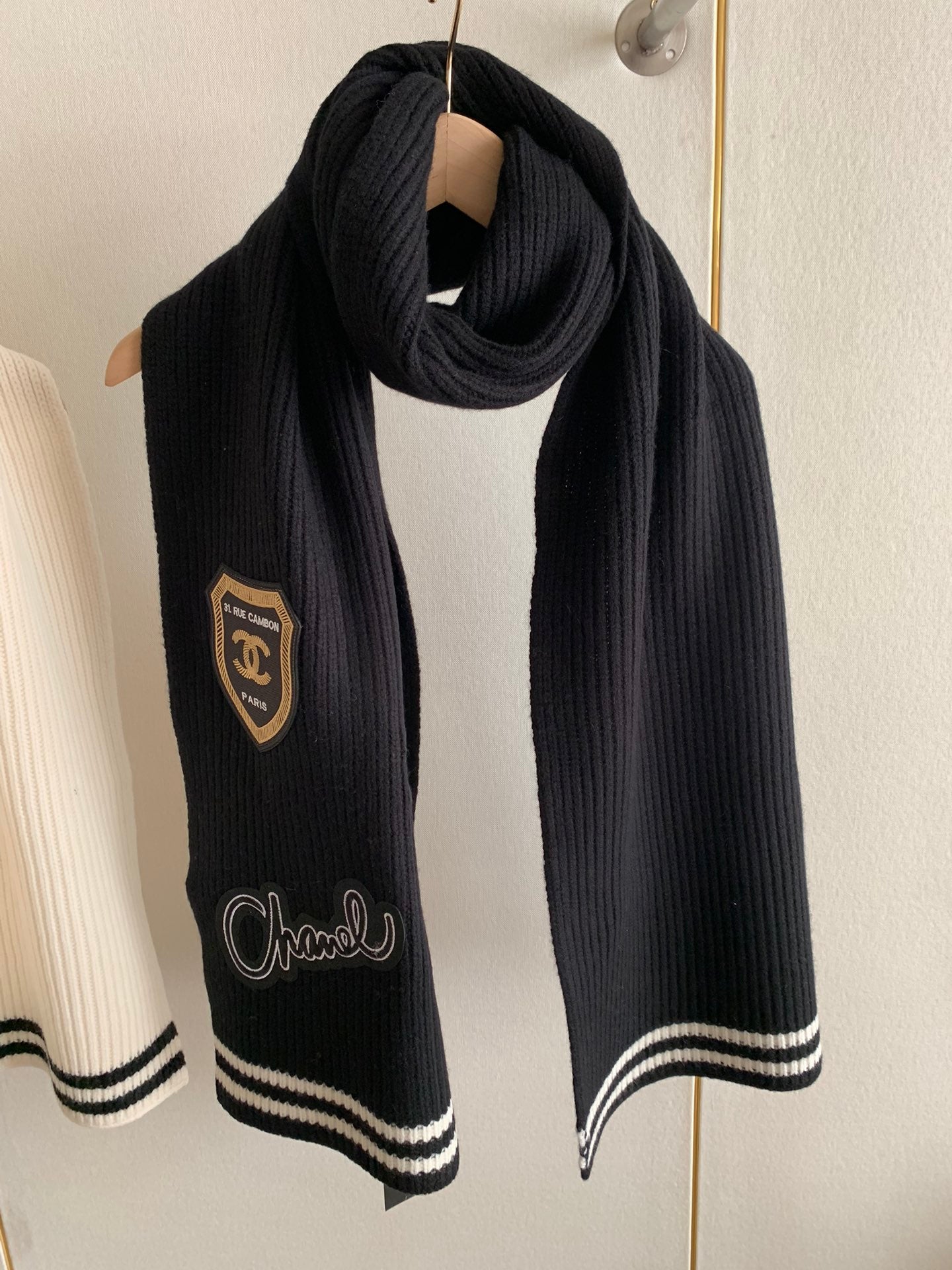 Écharpe tricotée brodée avec badge style preppy