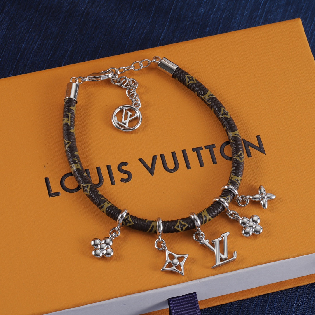 Bracelet en cuir pendentif fleur.