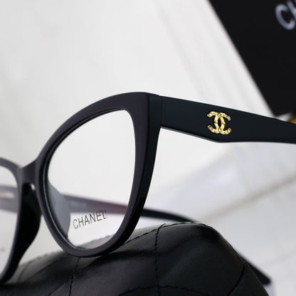 Lunettes œil-de-chat aux couleurs assorties