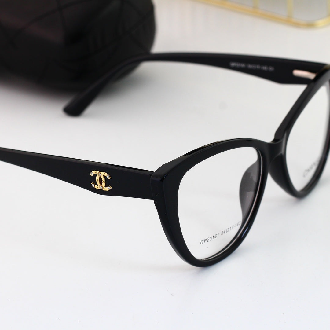 Lunettes œil-de-chat aux couleurs assorties