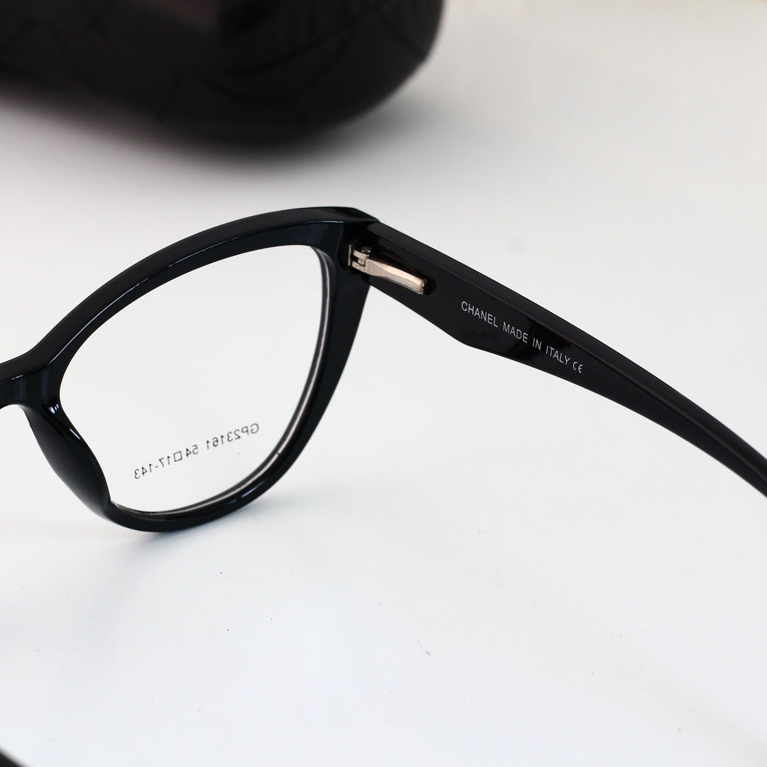 Lunettes œil-de-chat aux couleurs assorties
