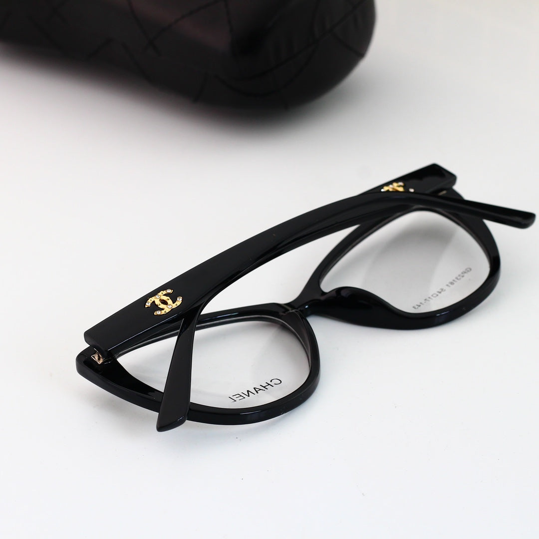 Lunettes œil-de-chat aux couleurs assorties