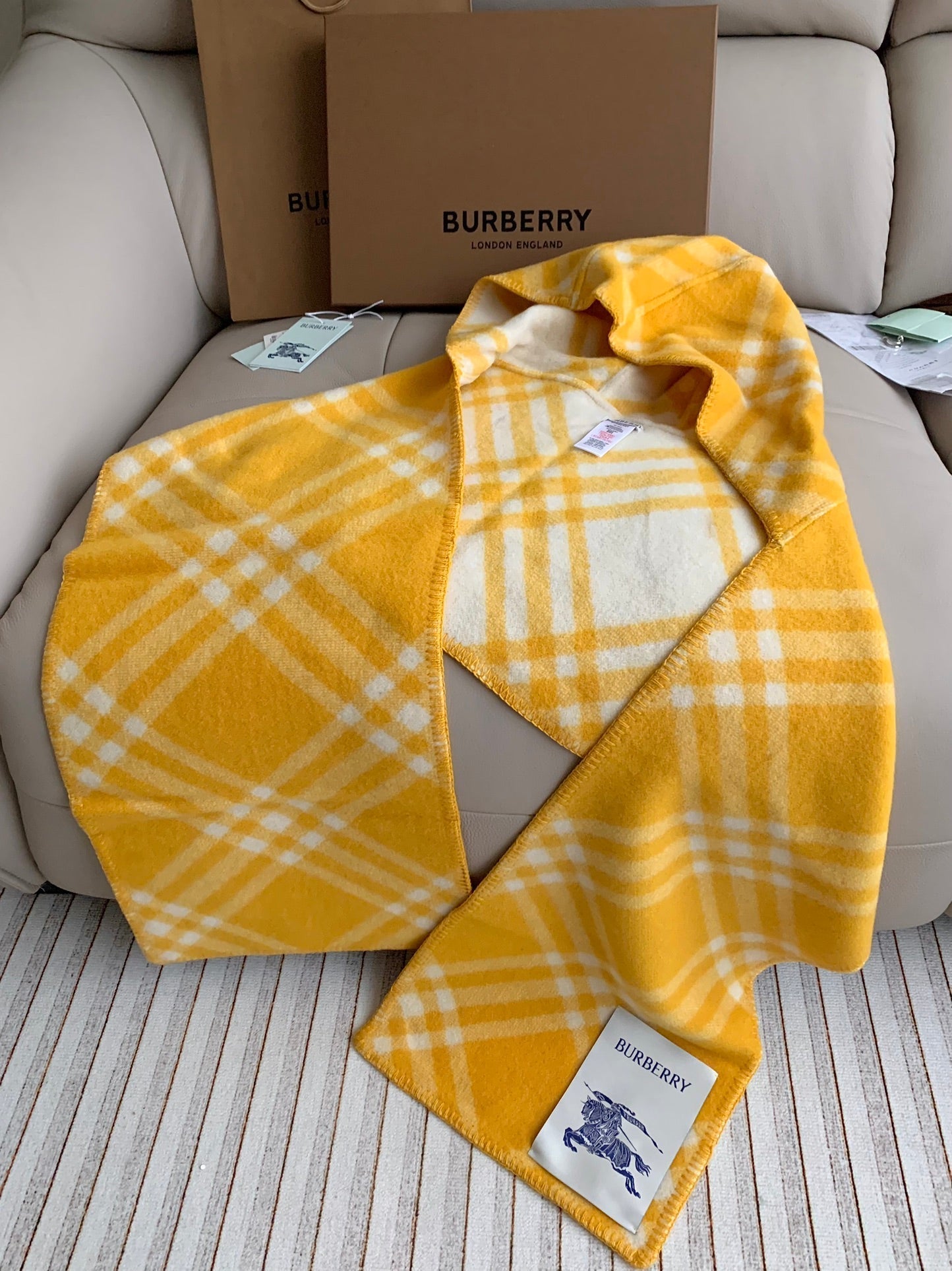 Écharpe à Capuche en Laine Jacquard à Carreaux