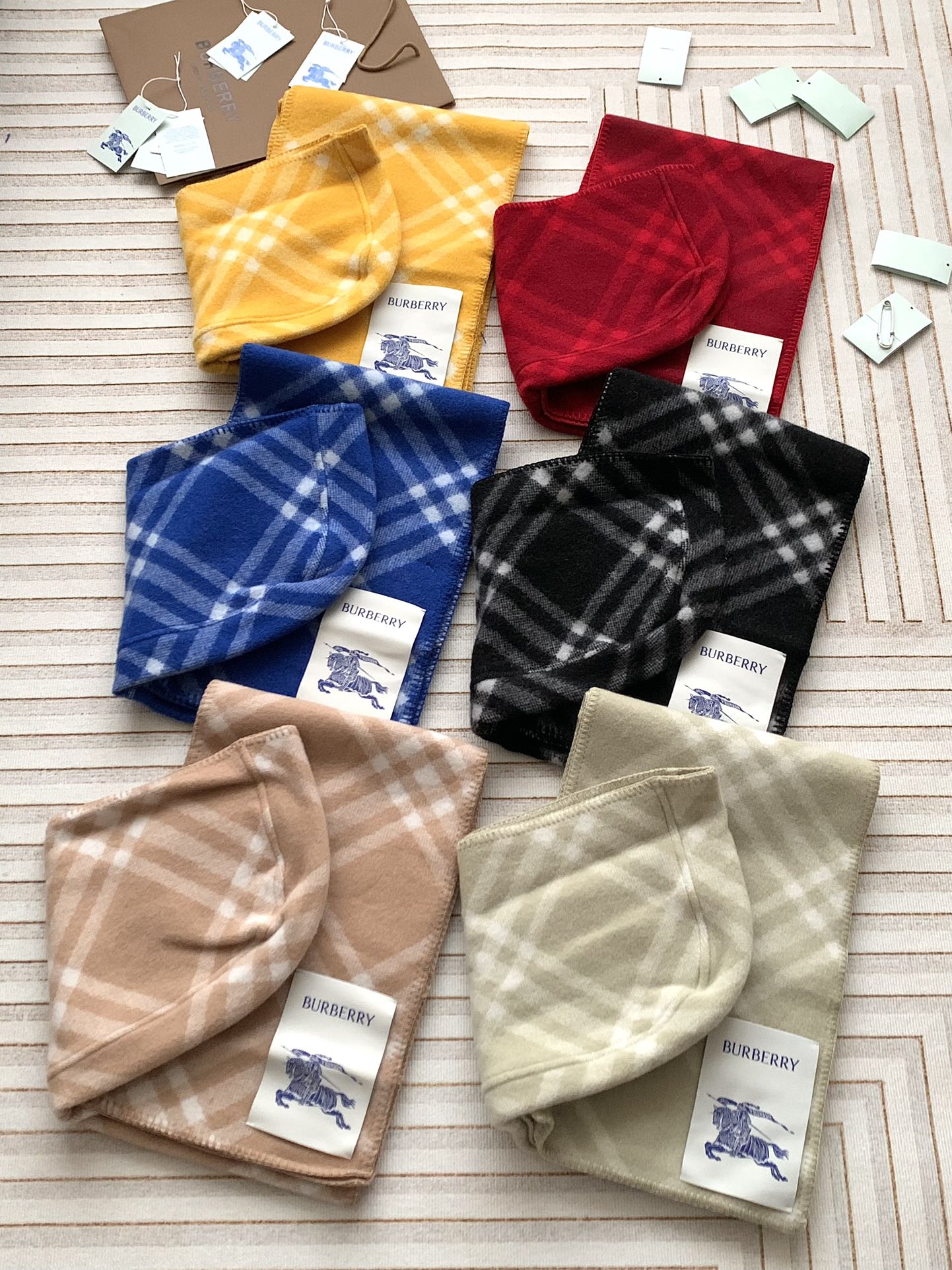 Écharpe à Capuche en Laine Jacquard à Carreaux