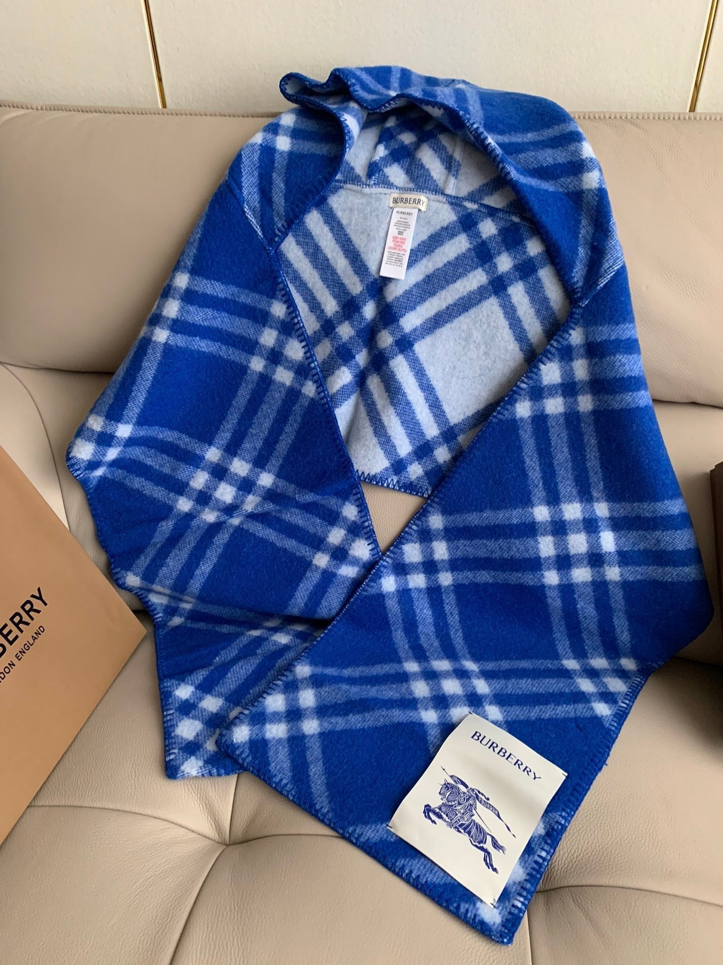 Écharpe à Capuche en Laine Jacquard à Carreaux