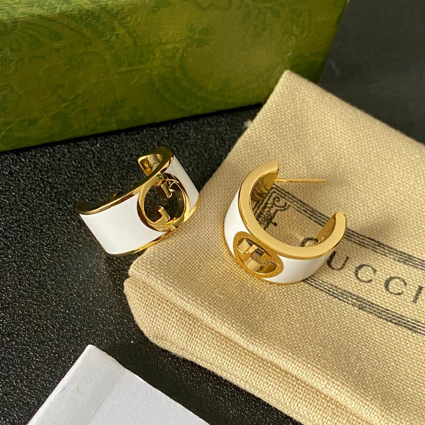 Boucles d'oreilles créoles à demi-cerceau en émail creux
