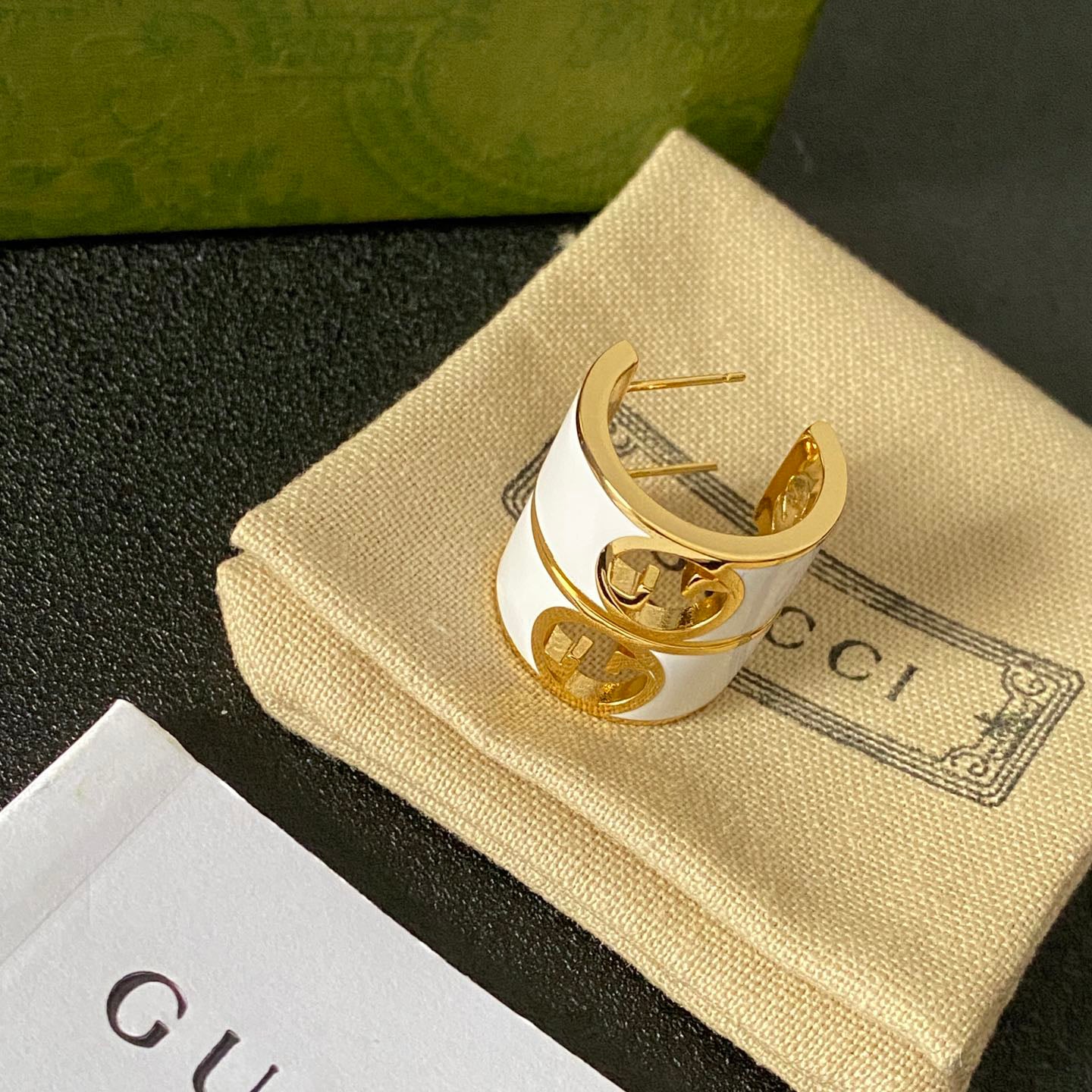 Boucles d'oreilles créoles à demi-cerceau en émail creux