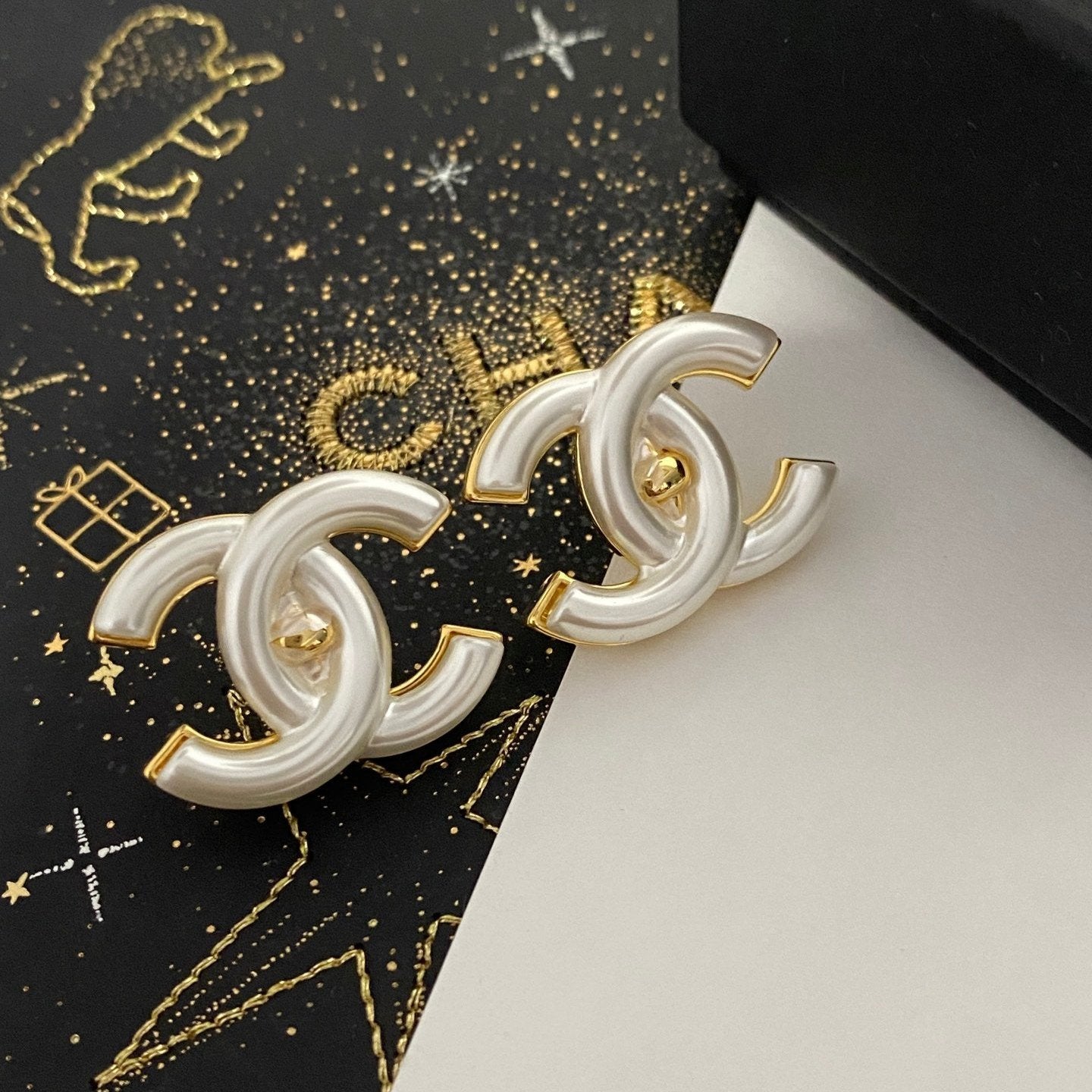 Boucles d'oreilles rétro blanches élégantes