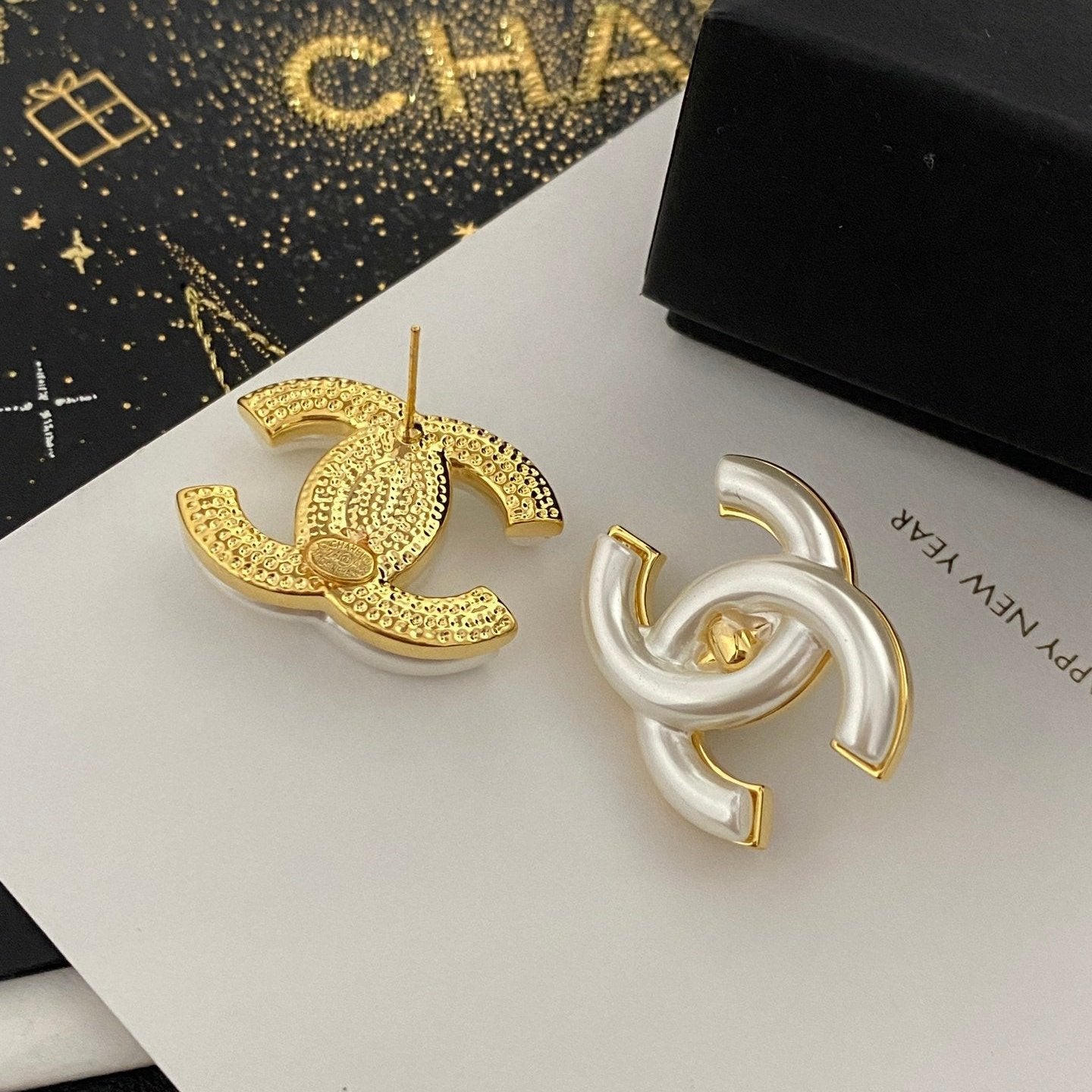 Boucles d'oreilles rétro blanches élégantes