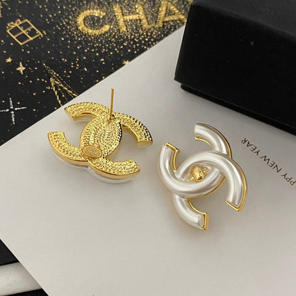 Boucles d'oreilles rétro blanches élégantes
