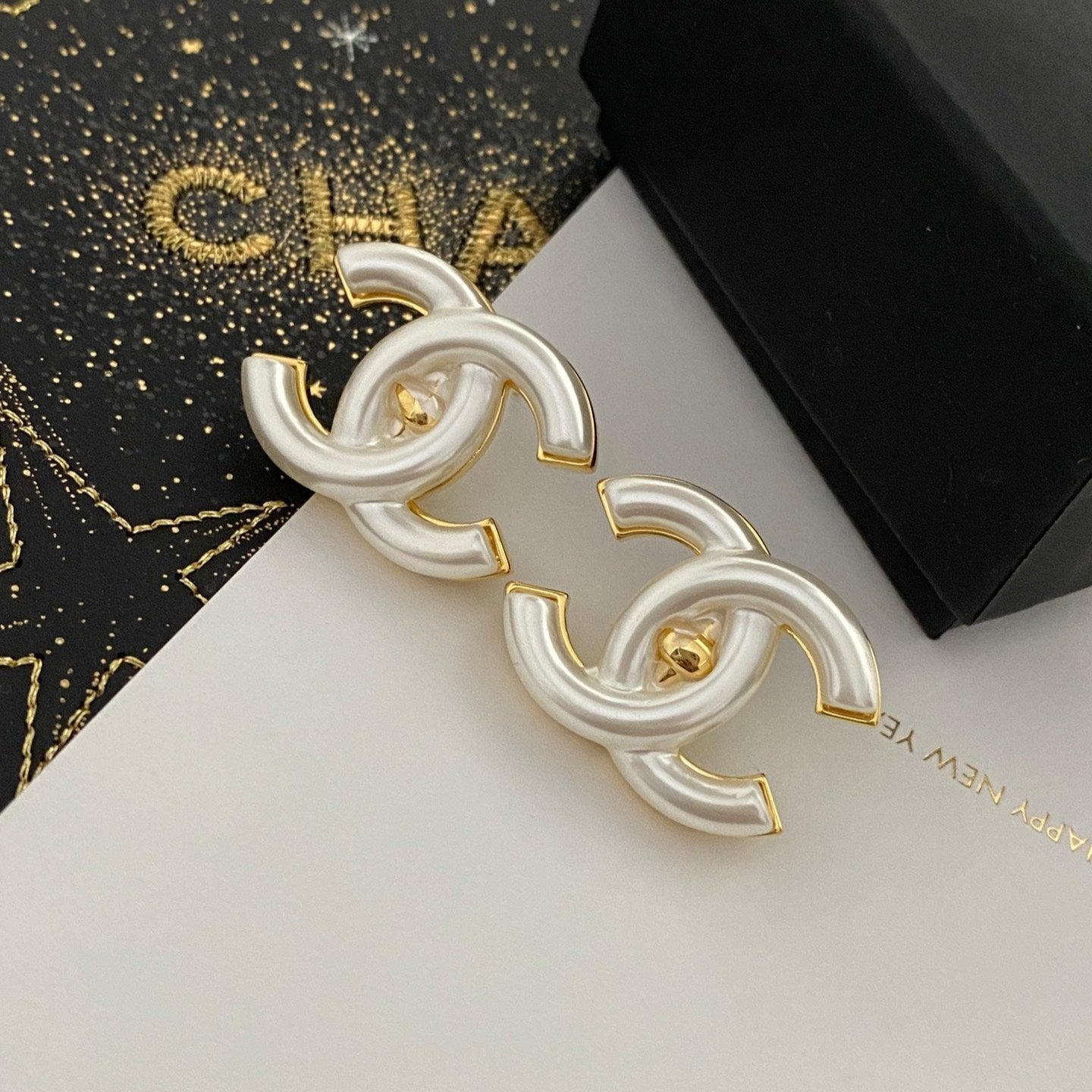 Boucles d'oreilles rétro blanches élégantes
