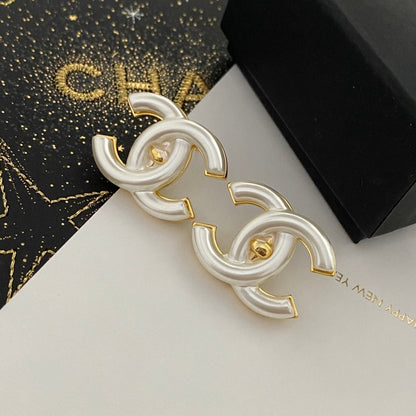 Boucles d'oreilles rétro blanches élégantes