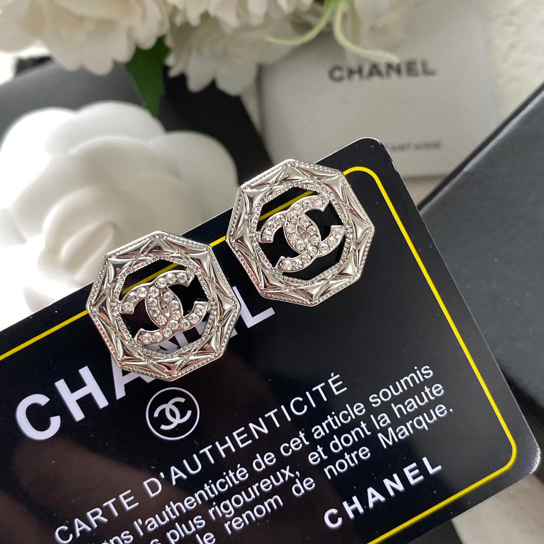 Boucles d'oreilles tendance avec logo hexagonal ajouré et diamants