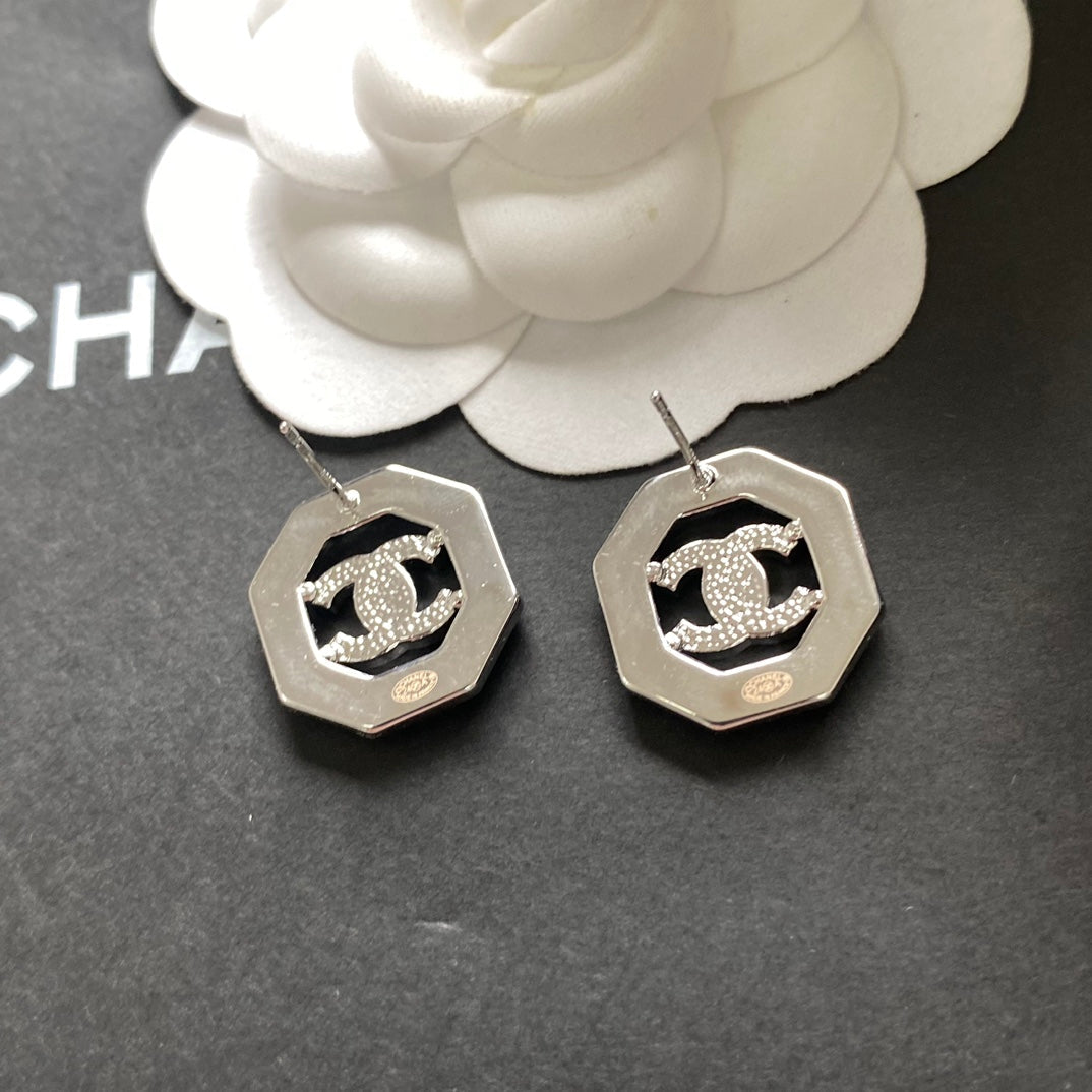 Boucles d'oreilles tendance avec logo hexagonal ajouré et diamants