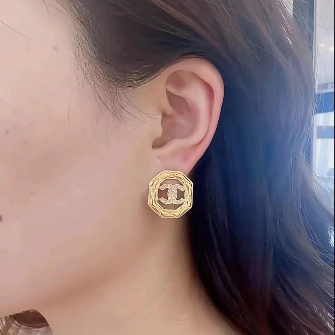 Boucles d'oreilles tendance avec logo hexagonal ajouré et diamants