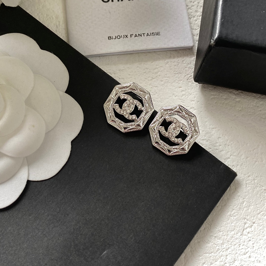 Boucles d'oreilles tendance avec logo hexagonal ajouré et diamants