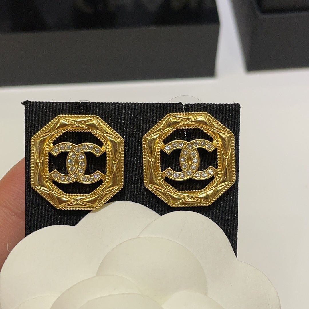 Boucles d'oreilles tendance avec logo hexagonal ajouré et diamants