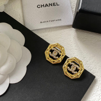 Boucles d'oreilles tendance avec logo hexagonal ajouré et diamants