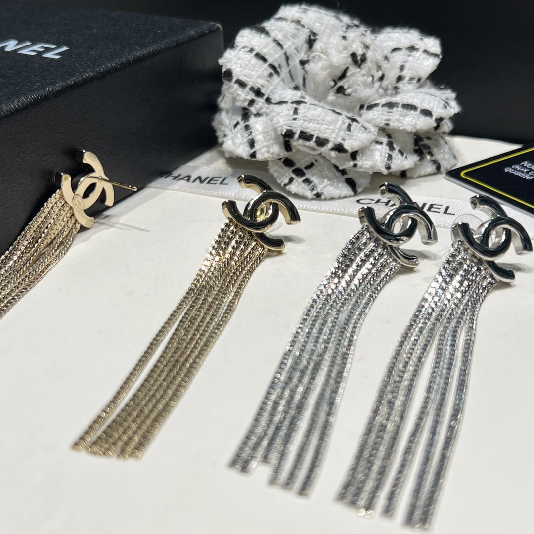 Boucles d'oreilles élégantes pendantes à logo