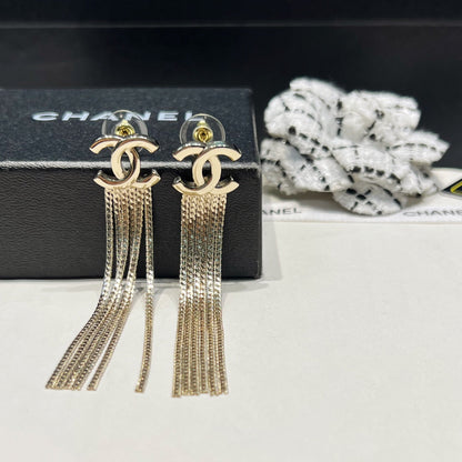 Boucles d'oreilles élégantes pendantes à logo