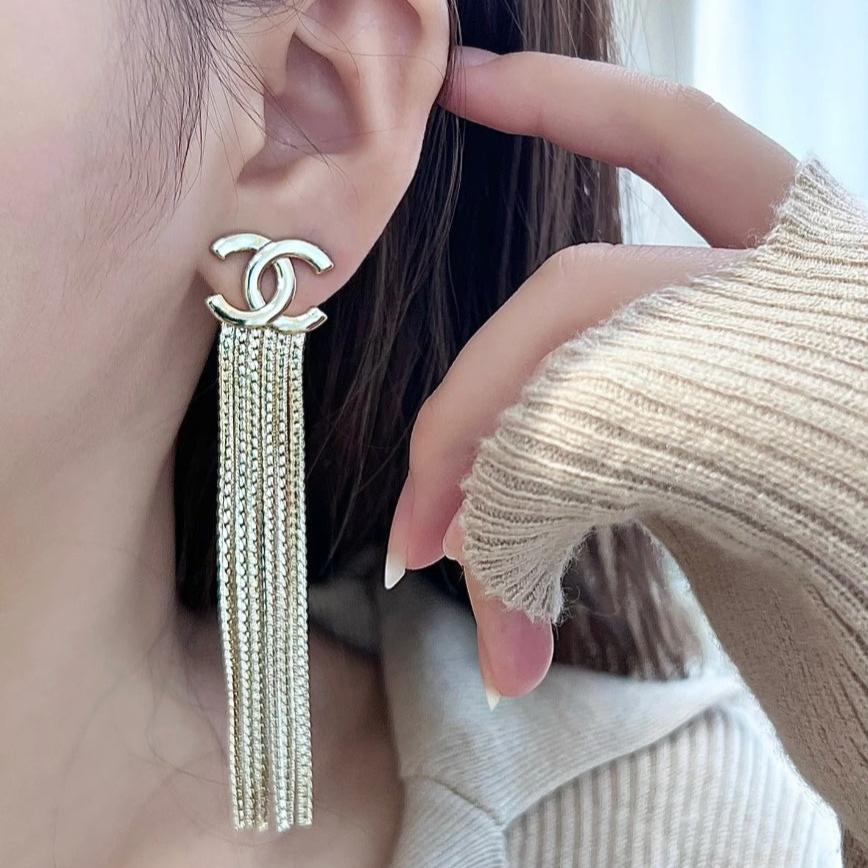 Boucles d'oreilles élégantes pendantes à logo