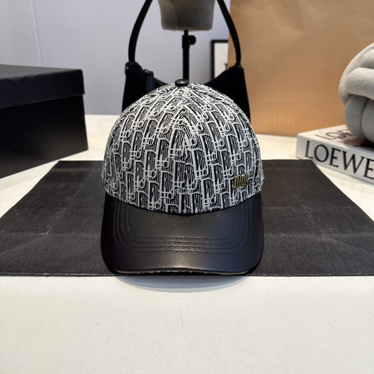 Gorra de Béisbol con Logotipo Metálico Repujado