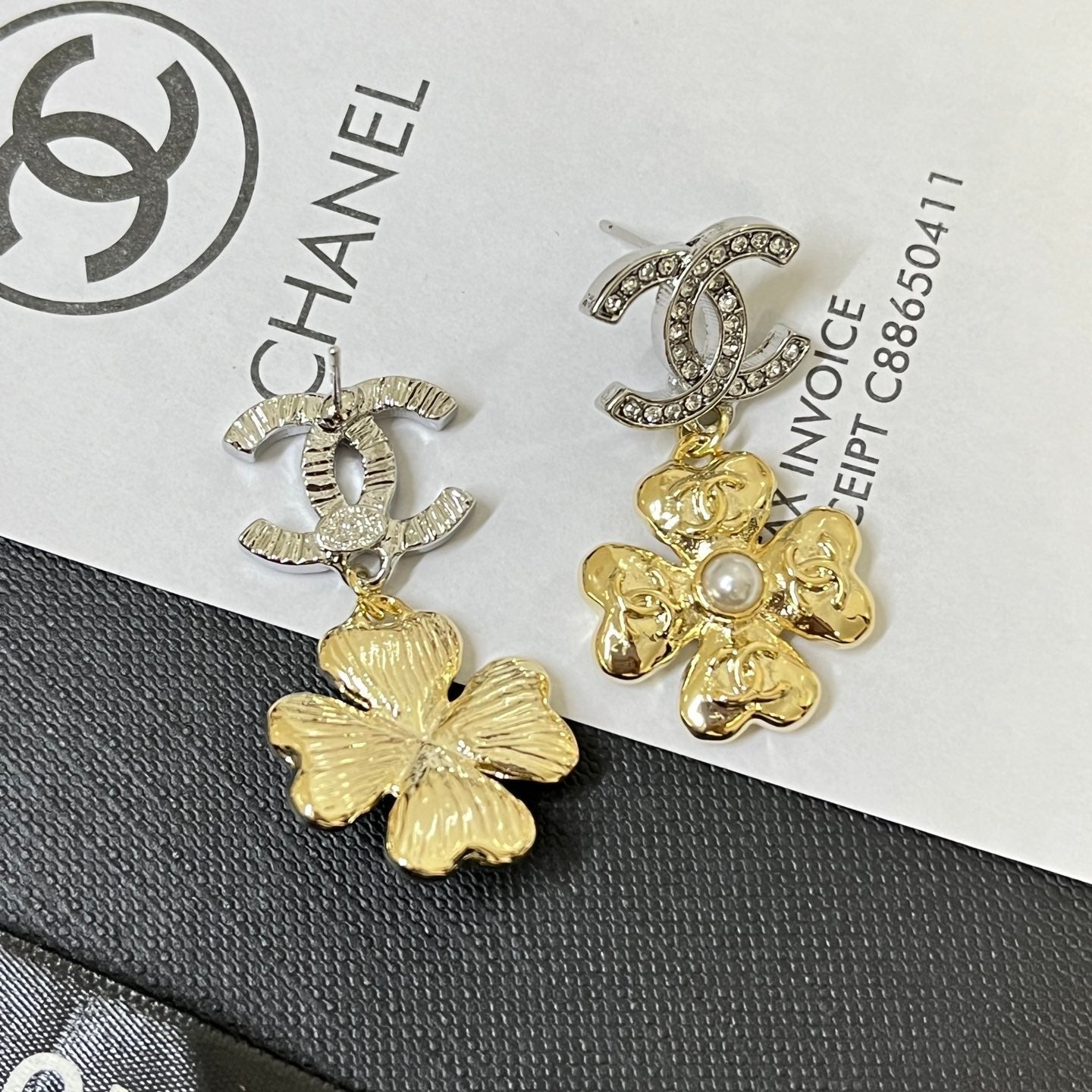 Boucles d'oreilles pendantes élégantes avec logo floral