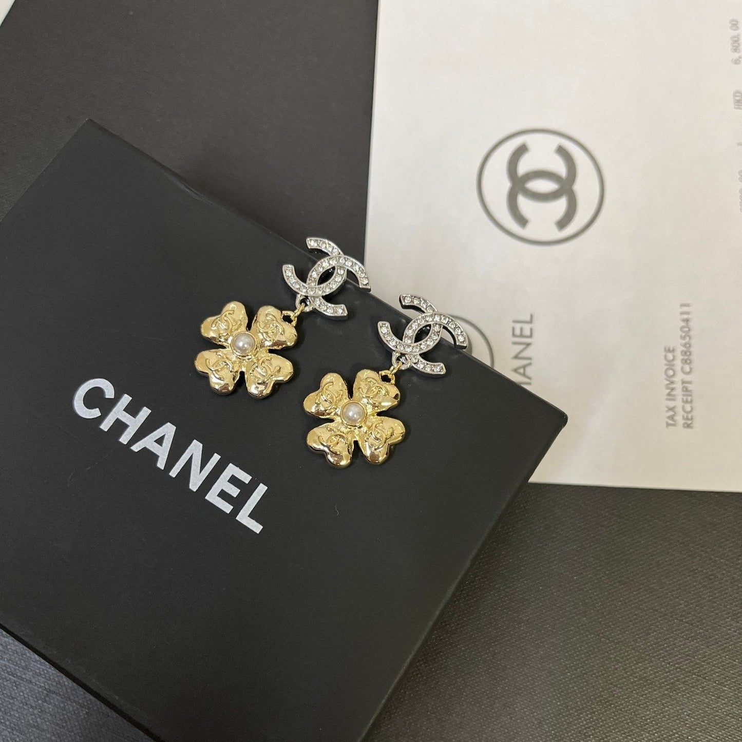Boucles d'oreilles pendantes élégantes avec logo floral