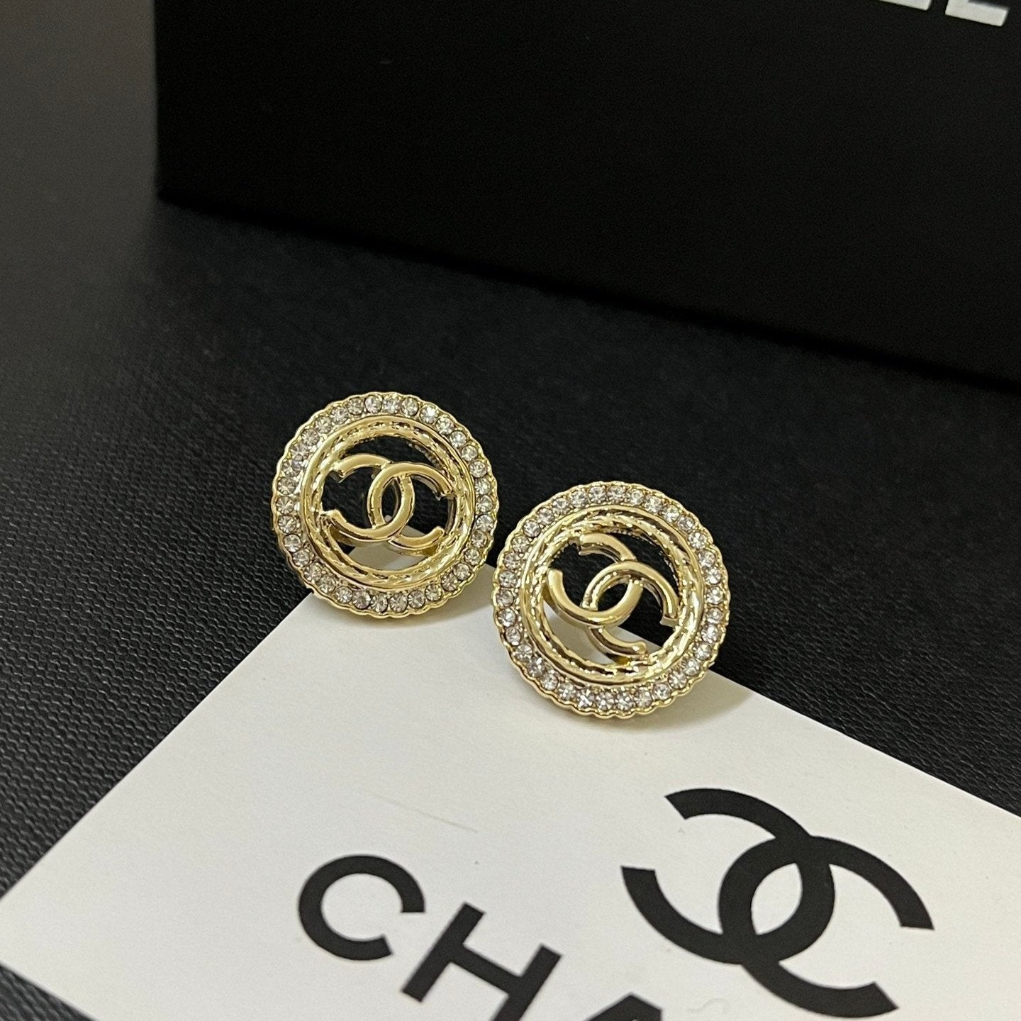 Boucles d'oreilles rondes avec logo de mode