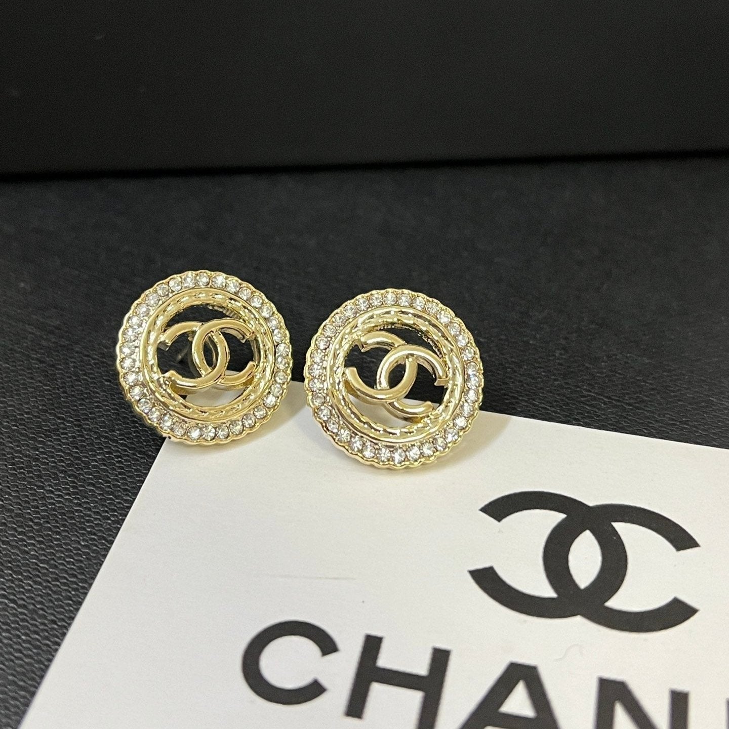 Boucles d'oreilles rondes avec logo de mode