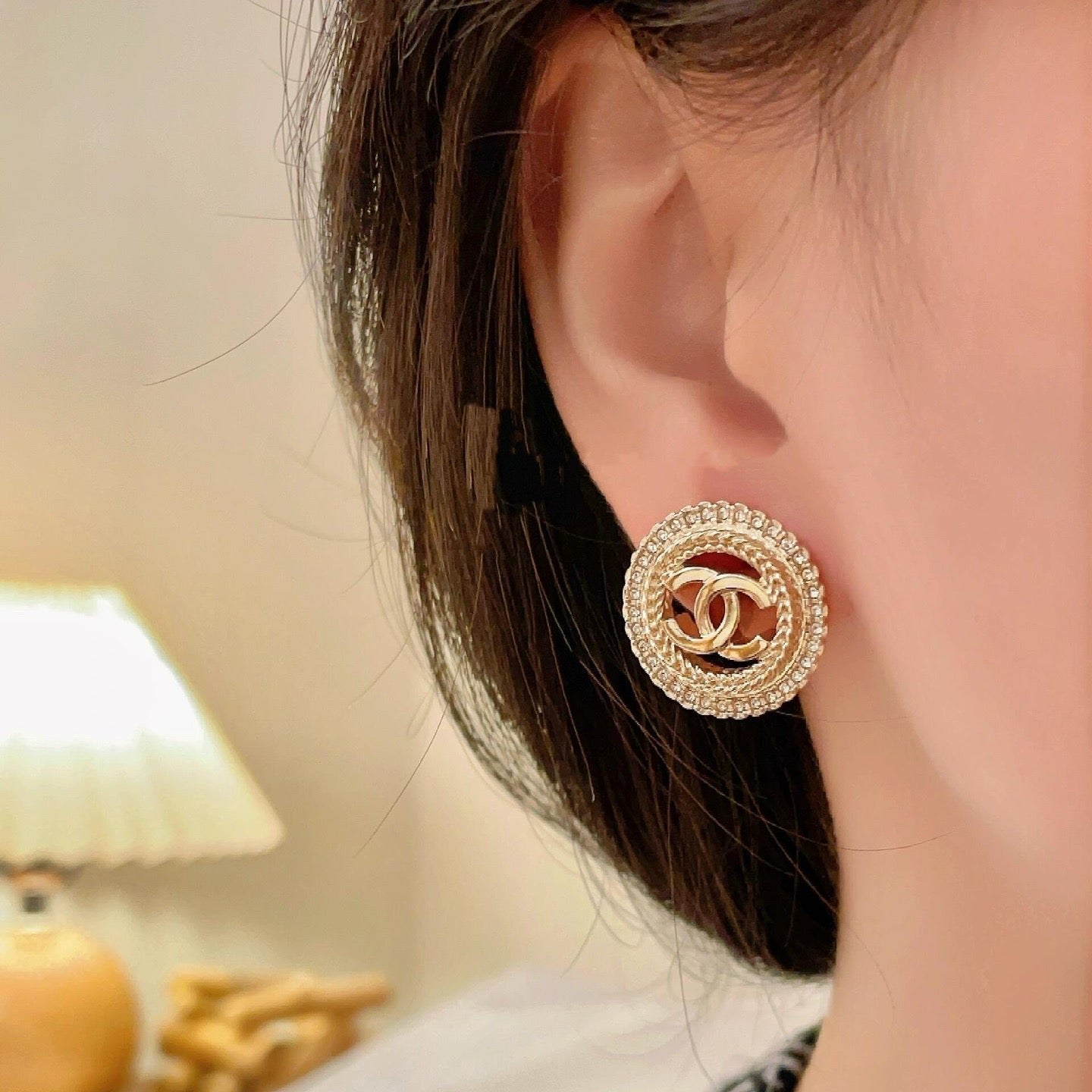 Boucles d'oreilles rondes avec logo de mode