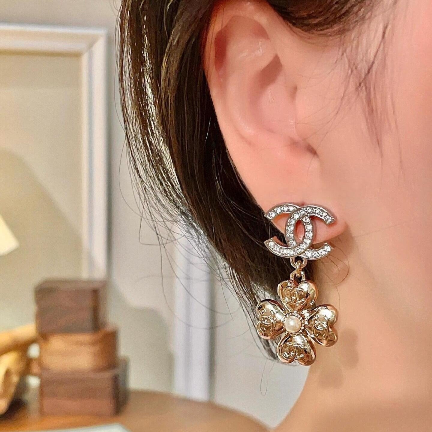 Boucles d'oreilles pendantes élégantes avec logo floral