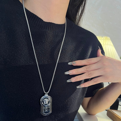 Collier pendentif carré en acier titane