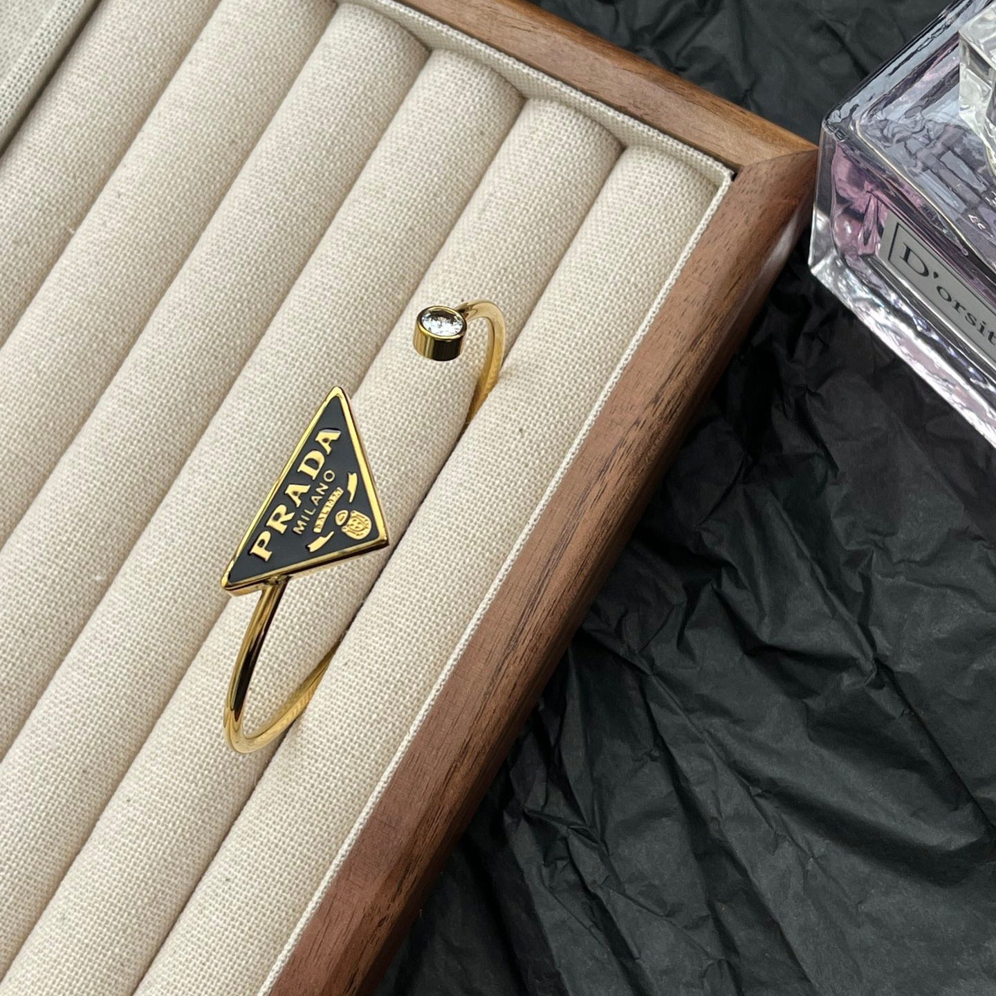 Bracelet ouvert en émail avec logo triangle en acier titane