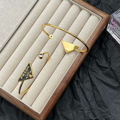 Bracelet ouvert en émail avec logo triangle en acier titane
