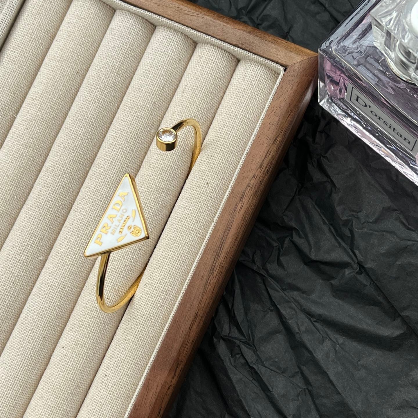 Bracelet ouvert en émail avec logo triangle en acier titane