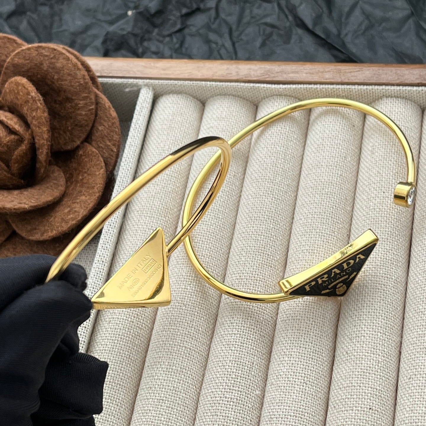 Bracelet ouvert en émail avec logo triangle en acier titane