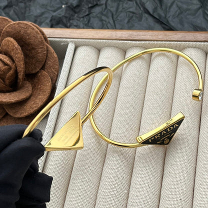 Bracelet ouvert en émail avec logo triangle en acier titane