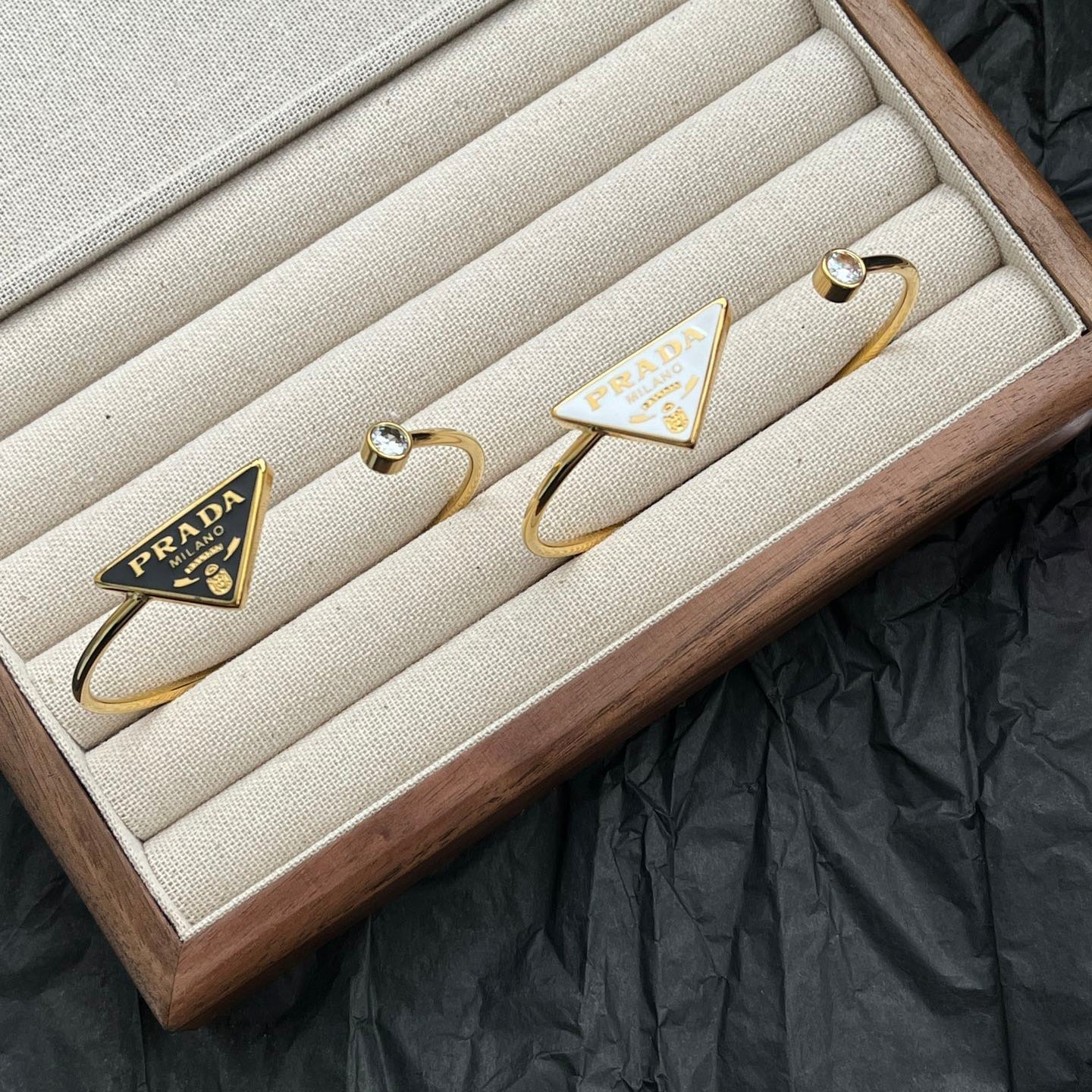 Bracelet ouvert en émail avec logo triangle en acier titane