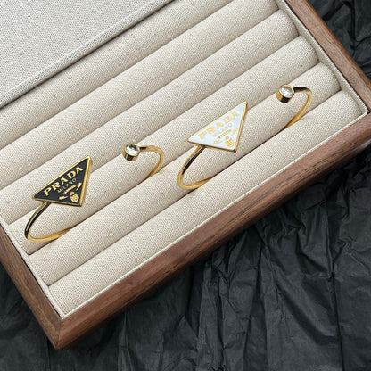 Bracelet ouvert en émail avec logo triangle en acier titane