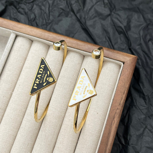 Pulsera abierta esmaltada con logo triangular de acero de titanio