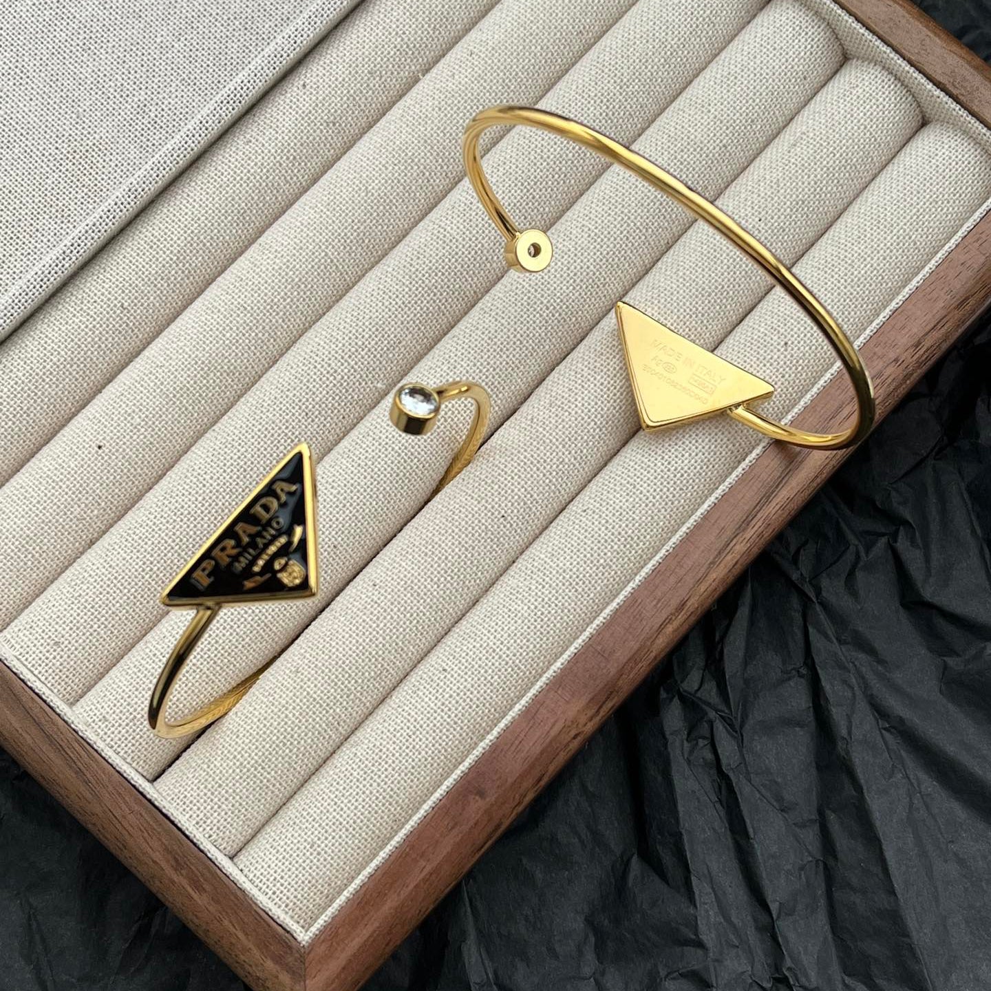 Bracelet ouvert en émail avec logo triangle en acier titane