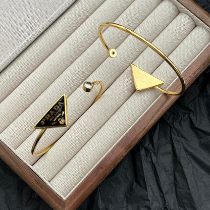 Bracelet ouvert en émail avec logo triangle en acier titane