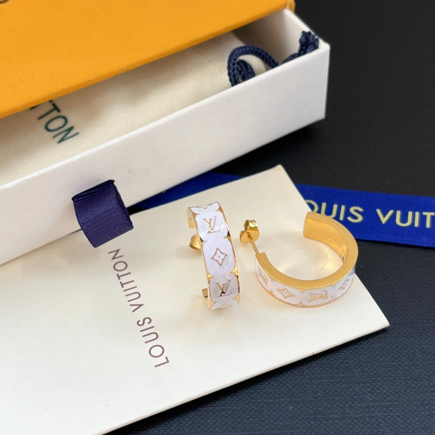 Boucles d'oreilles émaillées monogrammées mode