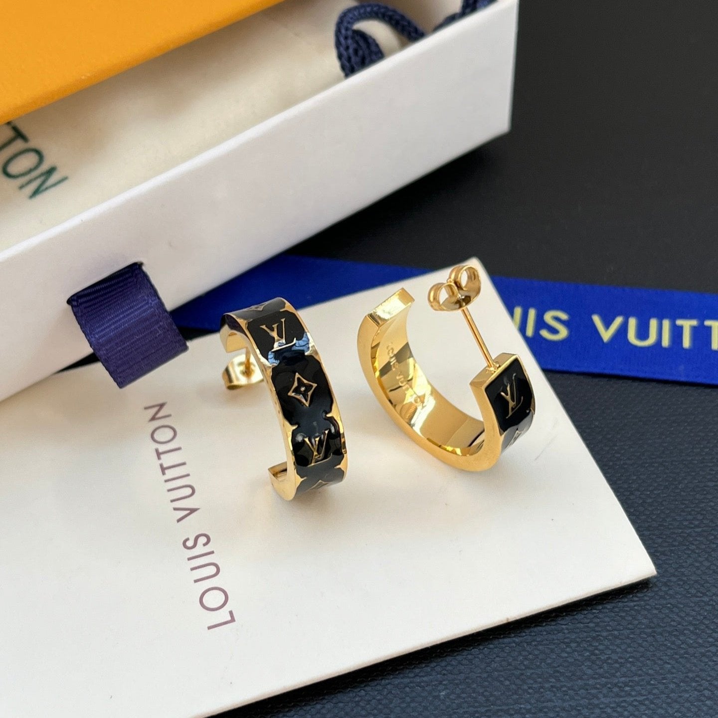 Boucles d'oreilles émaillées monogrammées mode