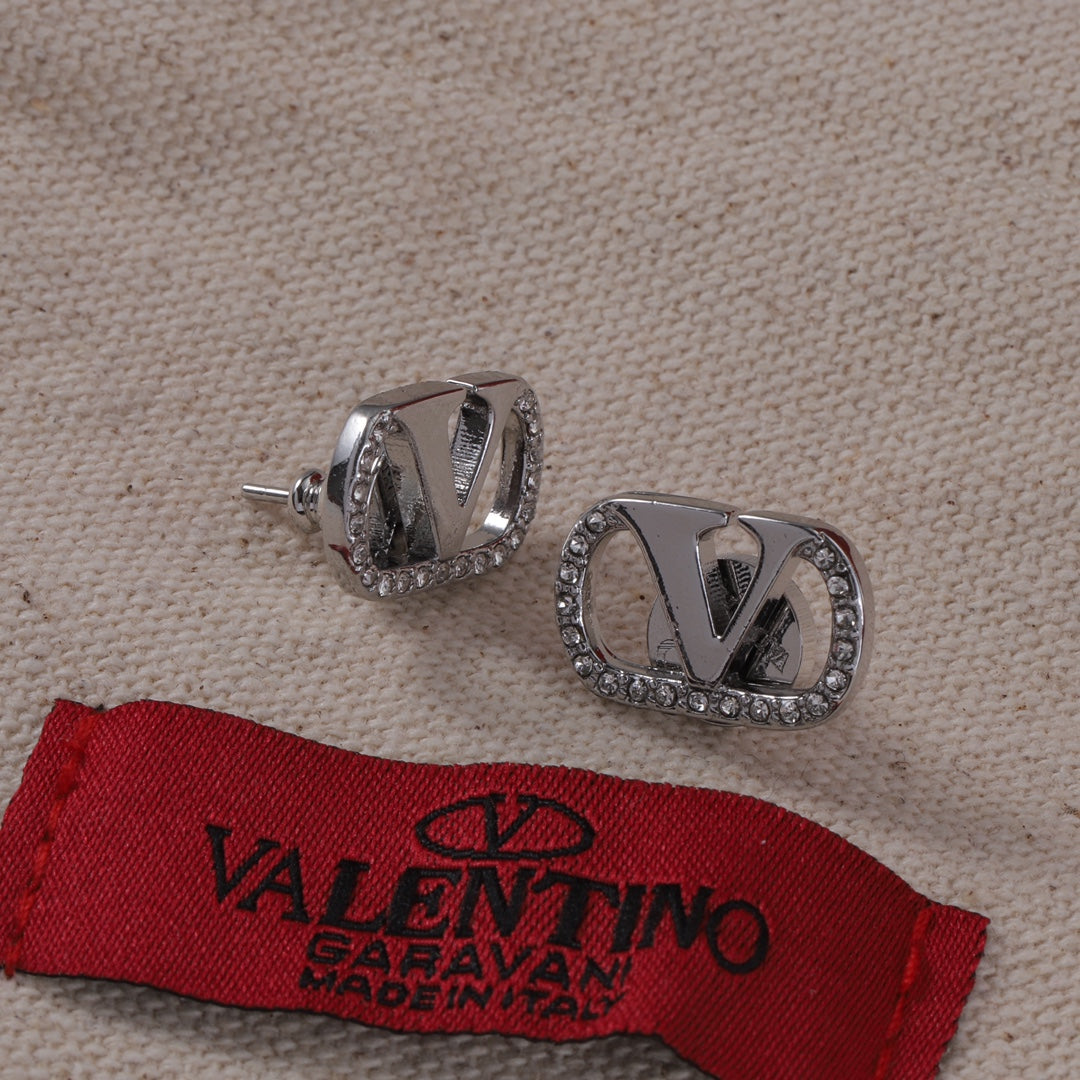 Boucles d'oreilles clous vintage en forme de V sertis de diamants