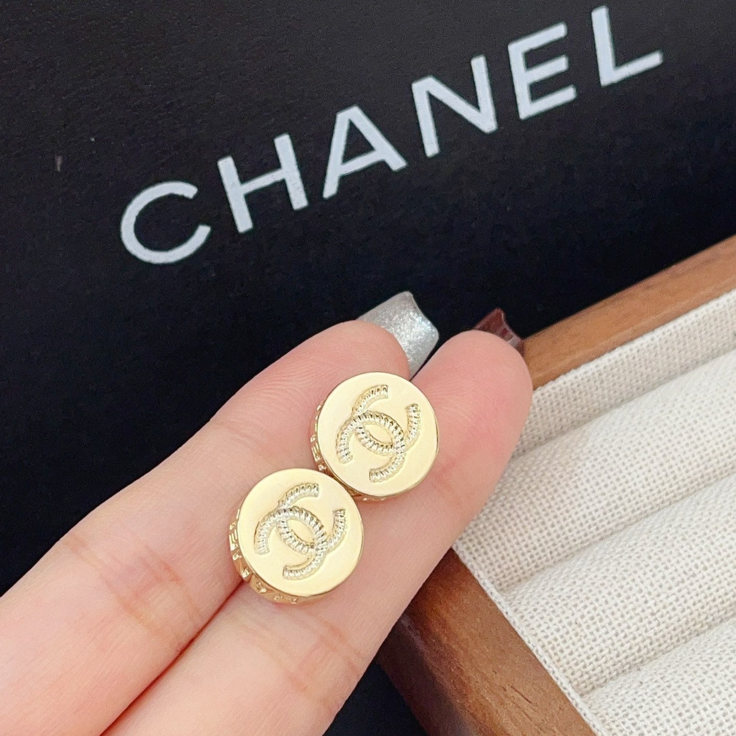 Boucles d'oreilles clous mini rondes en relief doré