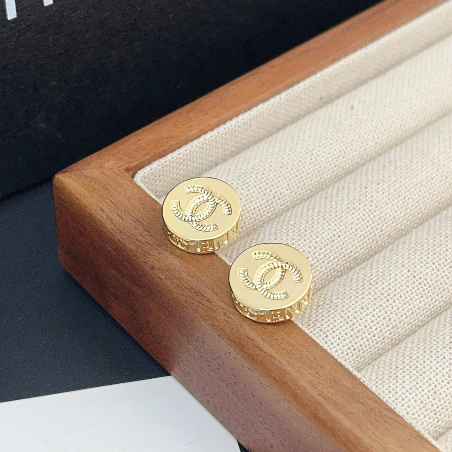 Boucles d'oreilles clous mini rondes en relief doré
