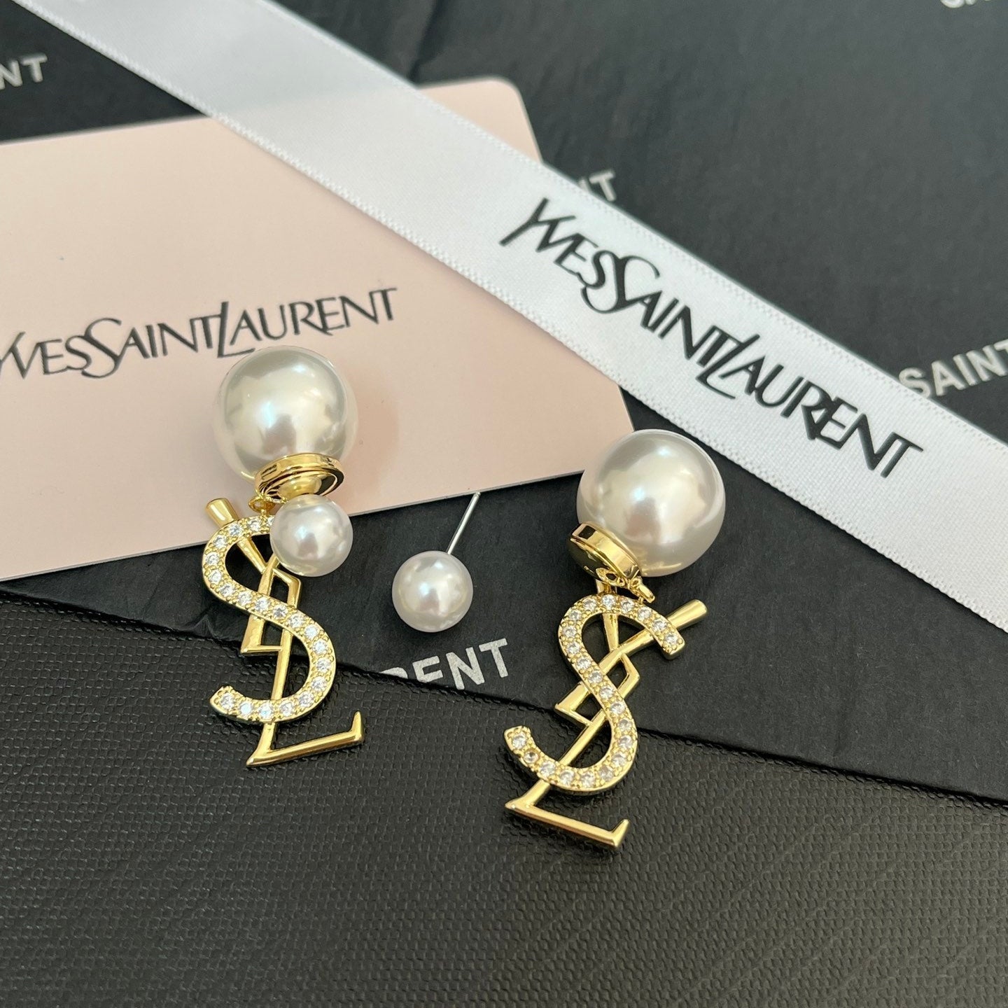 Boucles d'oreilles pendantes élégantes en métal et perles